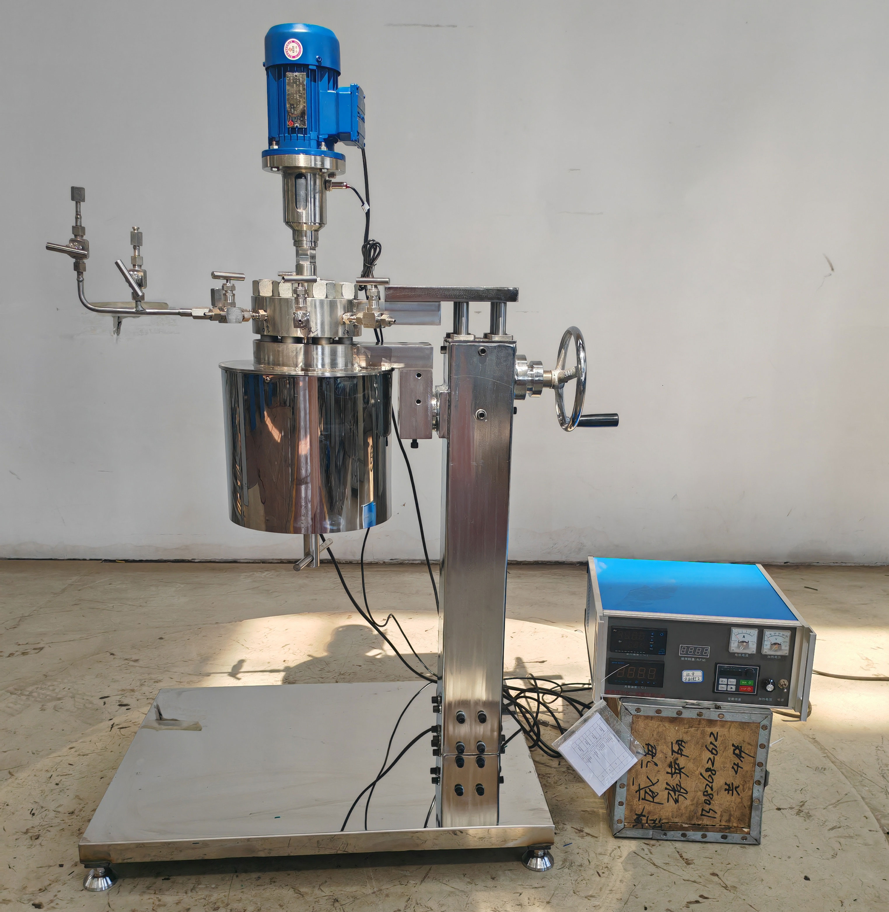 0.5L高温高压不锈钢手动升降翻转实验釜已完工发往广东