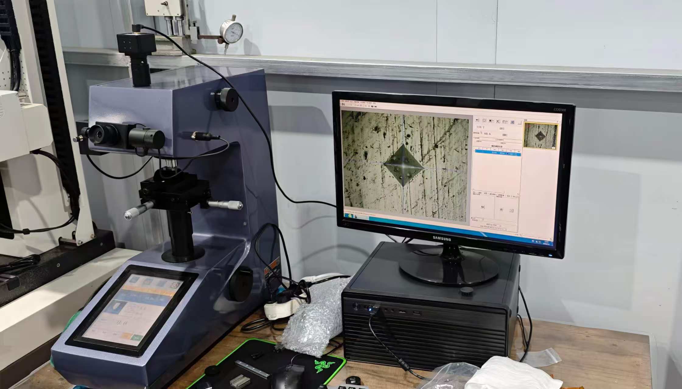 电脑型显微维氏硬度计交付用户