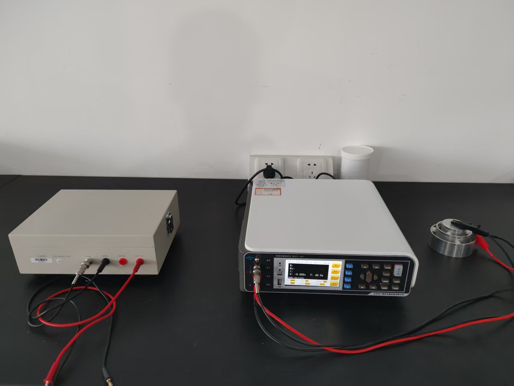 固体体积表面电阻率测试仪使用注意事项