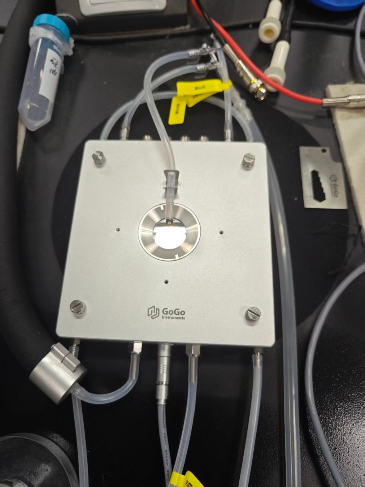 果果儀器探針冷熱臺(tái)適配鐵電分析儀進(jìn)行鐵電-反鐵電二元固溶體技術(shù)研究