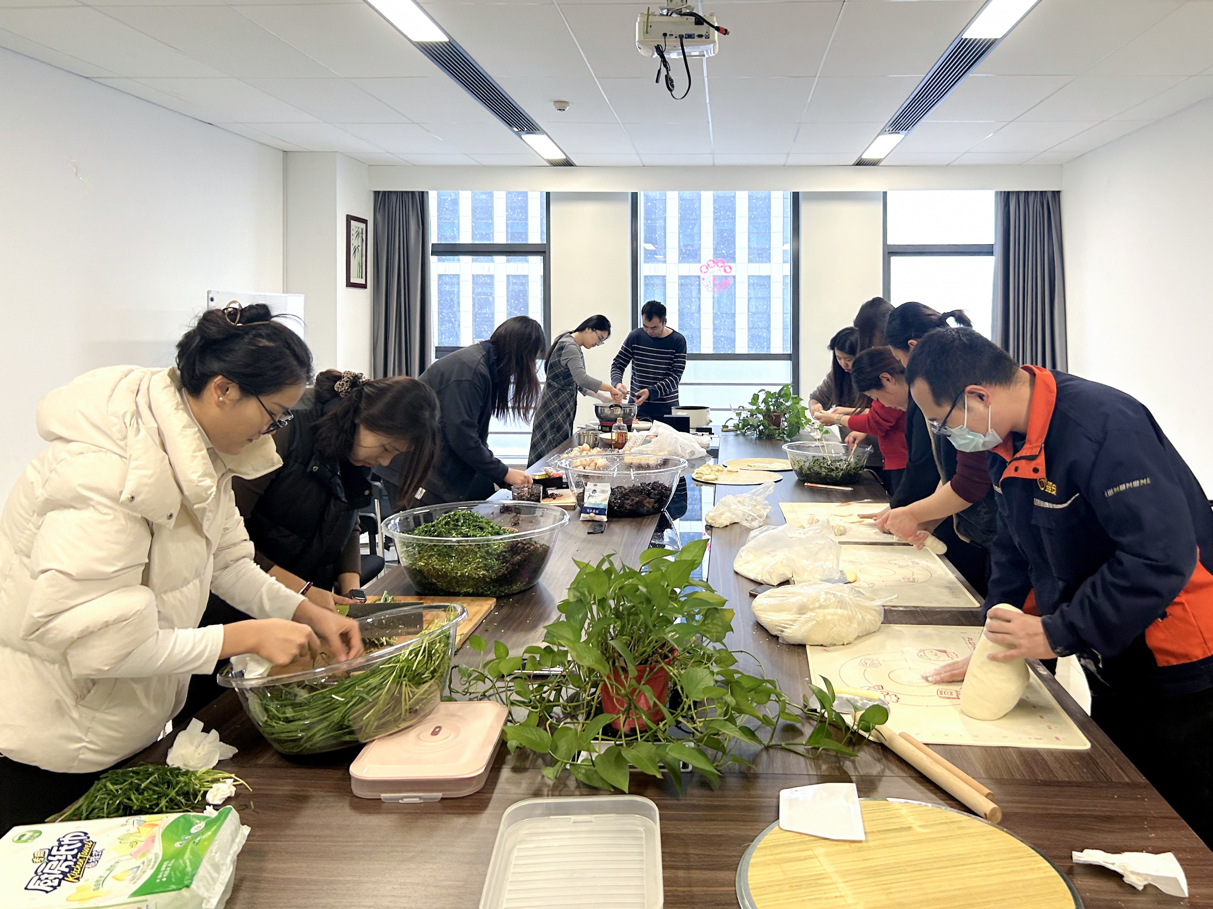 凝聚冬日温情！瑶安集团举办包饺子活动